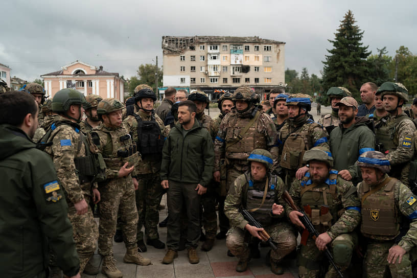 Президент Украины Владимир Зеленский (в центре) с военнослужащими в Изюме Харьковской области