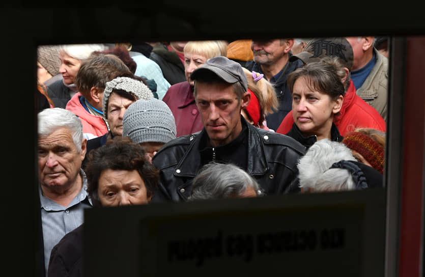 Жители Славянска во время распределения гуманитарной помощи