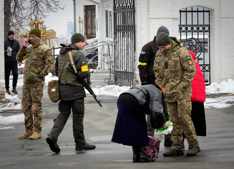 Сотрудники службы безопасности досматривают вещи прихожанина у входа в монастырский комплекс Киево-Печерской лавры