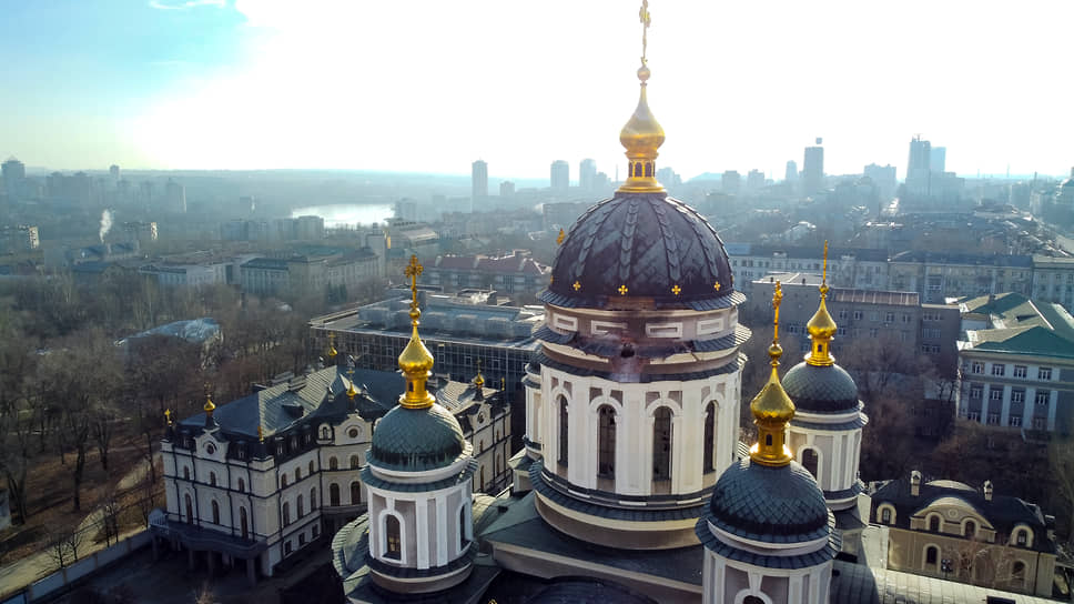 Поврежденный купол православной церкви в Донецке 