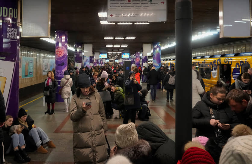 Люди прячутся от обстрелов на станции метро в Киеве