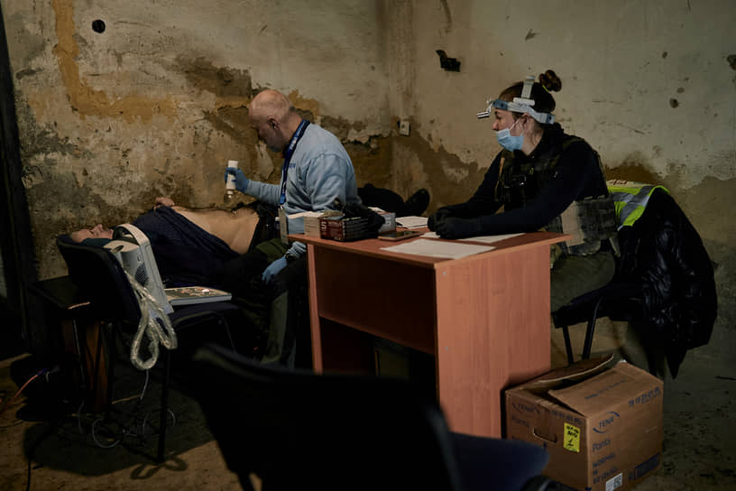 Волонтеры благотворительной организации «Фрида» проводят медицинские обследования в подвале в Бахмуте
