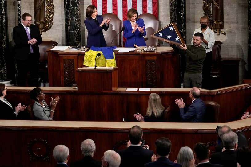 Президент Украины Владимир Зеленский (второй справа на заднем плане) после выступления перед Конгрессом США