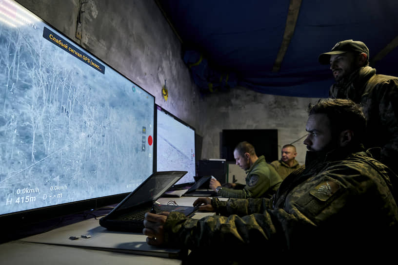 Украинские солдаты наблюдают за трансляцией с дронов из подземного командного центра в Бахмуте