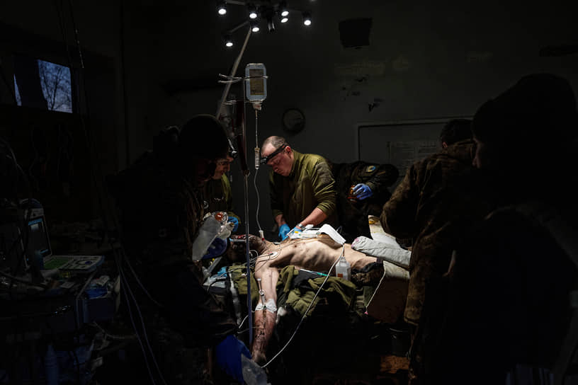 Врачи оказывают помощь раненому украинскому военнослужащему