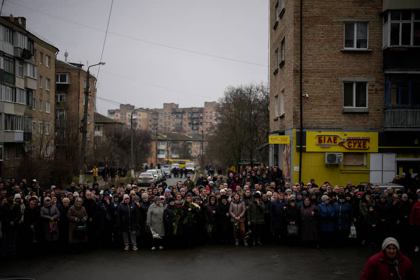 Похороны украинского военнослужащего в Буче в Киевской области