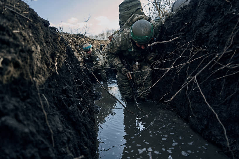 Украинские солдаты в окопе неподалеку от Бахмута (Артемовска)