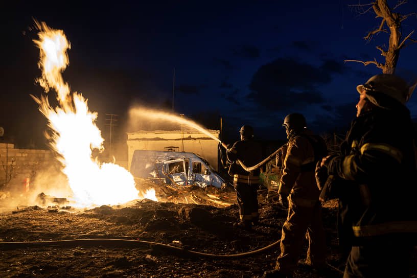 Спасатели тушат пожар на поврежденном газораспределительном пункте в жилом квартале в Константиновке