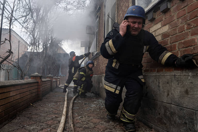 Спасатели тушат дом в Константиновке после обстрела