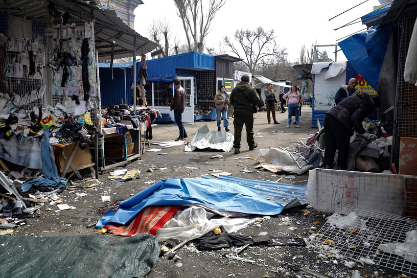 Последствия обстрела на рынке в Донецке
