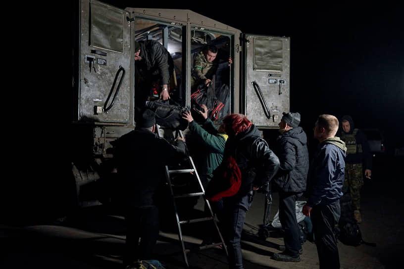 Украинские военные эвакуируют жителей Бахмута (Артемовска)