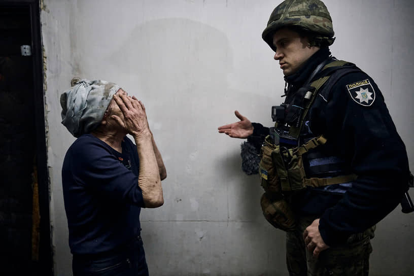 Сотрудник полиции уговаривает жительницу Авдеевки покинуть свой дом 