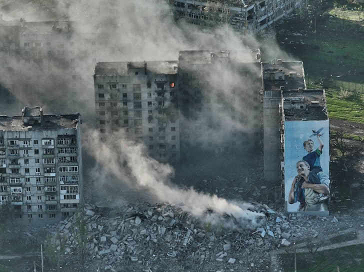 Поврежденные здания в Бахмуте (Артемовске)