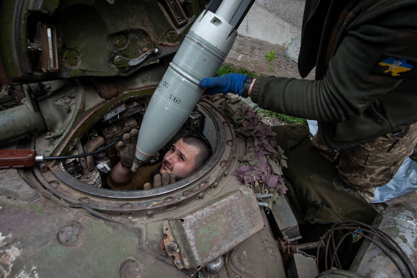 Украинские военные в Часовом Яру загружают снаряды в танк
