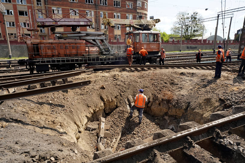 Рабочие ремонтируют железную дорогу, поврежденную в результате авиаудара, в Харькове 