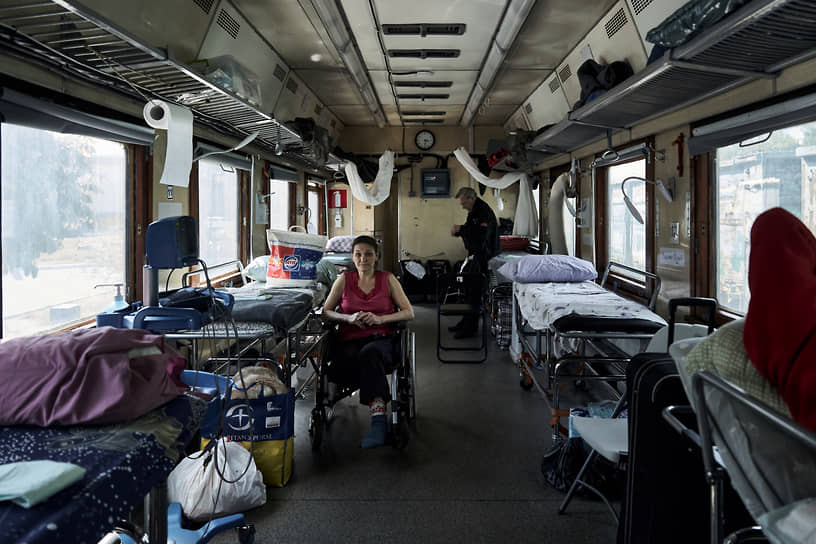 Пациенты из Покровска в эвакуационном вагоне Красного Креста