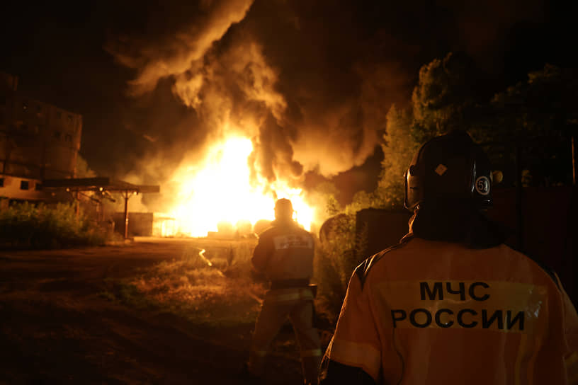 Работа экстренных служб по устранению пожара, возникшего после обстрела на топливном складе в Макеевке
