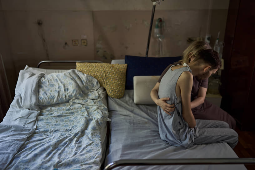 Раненный в Запорожской области офицер воздушной разведки 47-й бригады украинской армии с женой в госпитале Киева