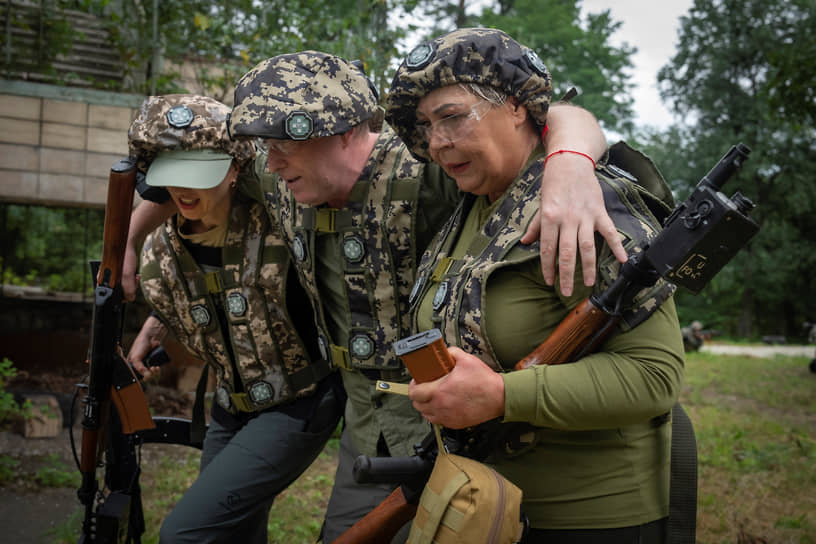 Волонтеры отрабатывают эвакуацию солдат во время военных учений для гражданских лиц недалеко от Киева