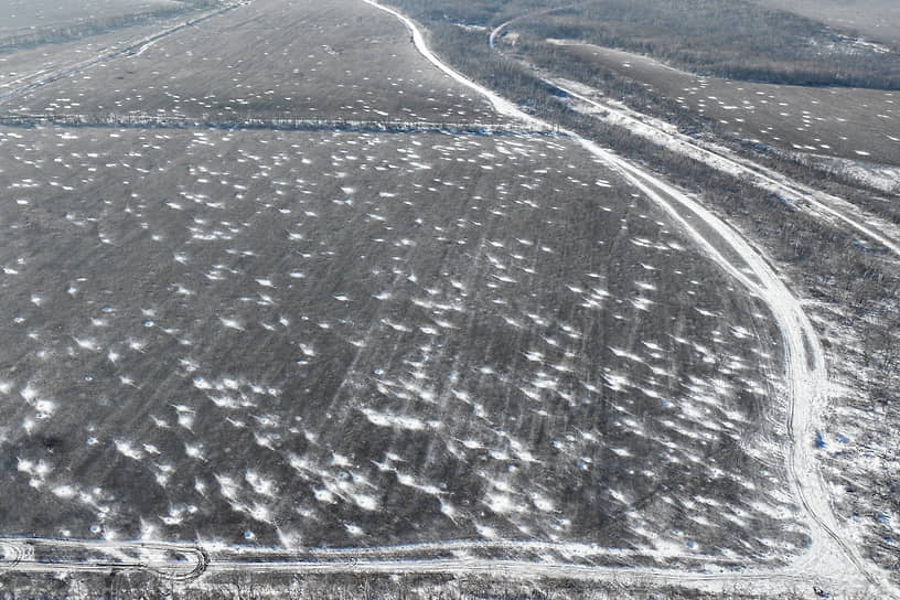 Вид с воздуха на воронки от обстрелов в поле около Артемовска