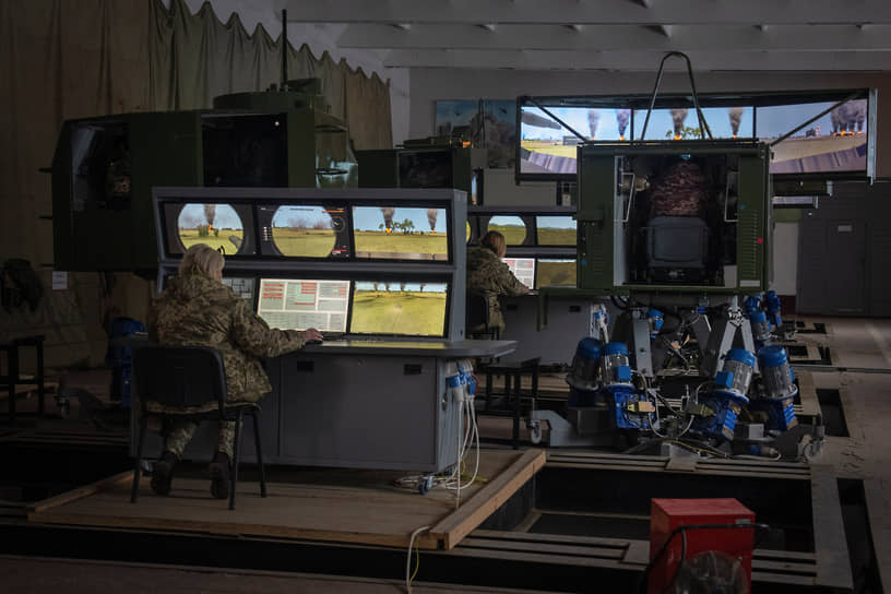 Украинские военные практикуются на танковых тренажерах