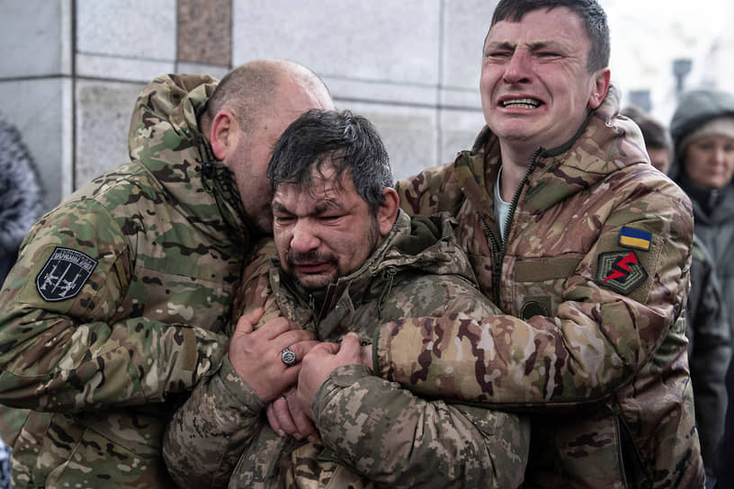 Украинские военнослужащие у гроба сослуживца в Киеве