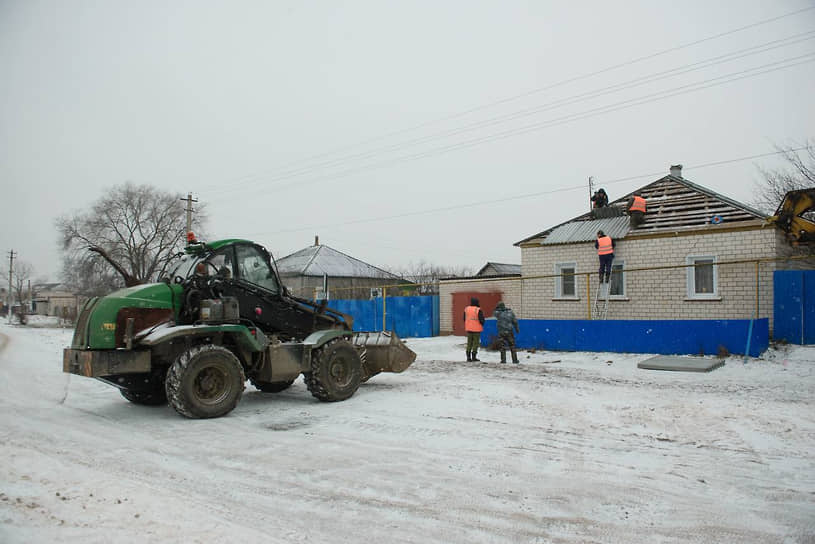 Экстренные службы работают на месте падения снаряда в Петропавловке в Воронежской области