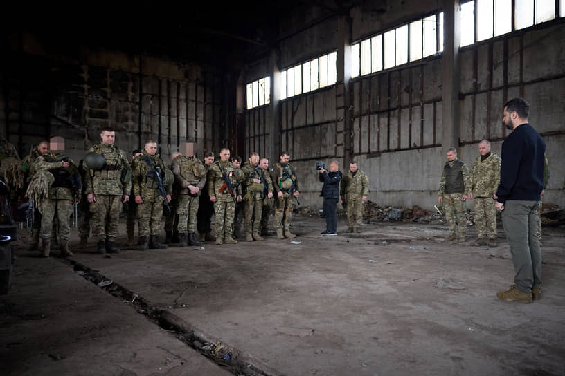 Президент Украины Владимир Зеленский на встрече с военнослужащими