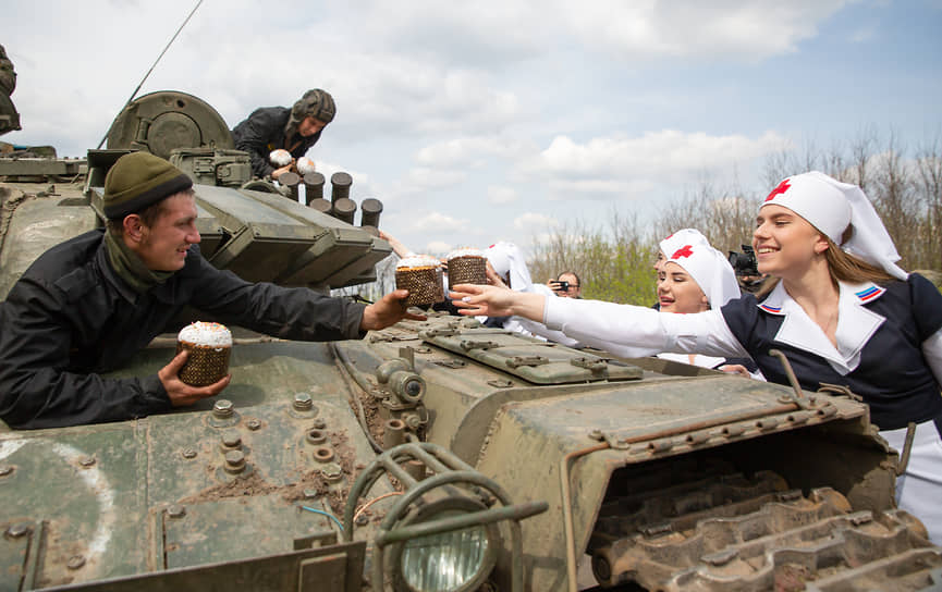 Луганские активисты молодежного движения «Сестры Победы» во время раздачи пасхальных куличей военнослужащим РФ
