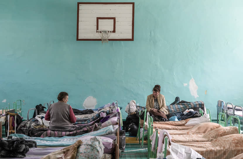 Беженцы из поселка Новотошковское в пункте временного размещения