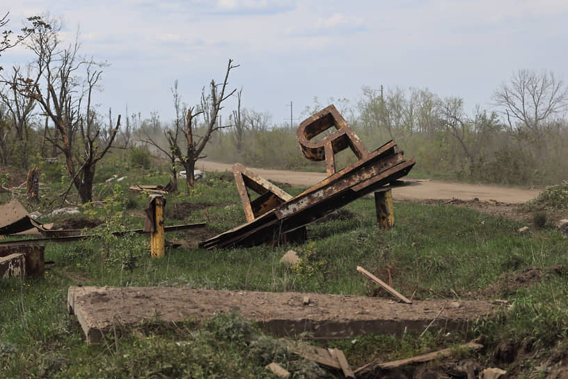 Разрушенный дорожный знак под Луганском