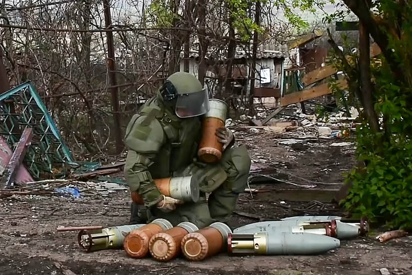 Российский сапер очищает местность от взрывоопасных предметов в районе поселка Каменка Изюмского района