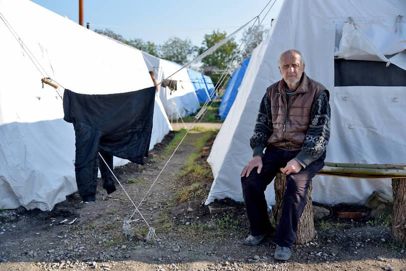 Мужчина в пункте временного размещения в селе Безыменное Донецкой области