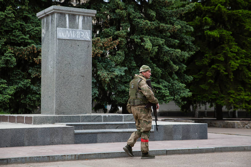 Военнослужащий у постамента со снесенным памятником Владимиру Ленину в Светлодарске