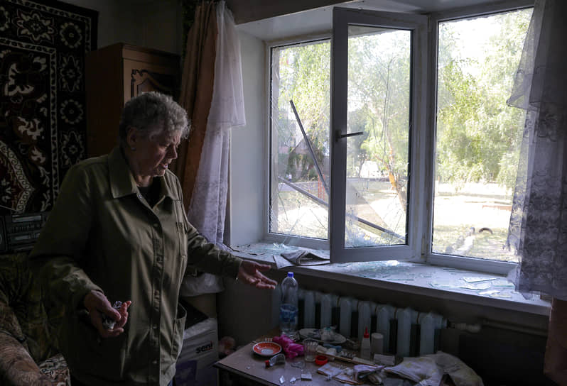 Местная жительница показывает повреждения в квартире после обстрела в городе Ясноватая