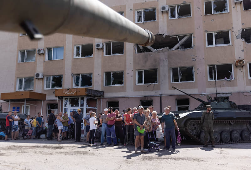 Местные жители и военнослужащие во время раздачи гуманитарной помощи в Лисичанске