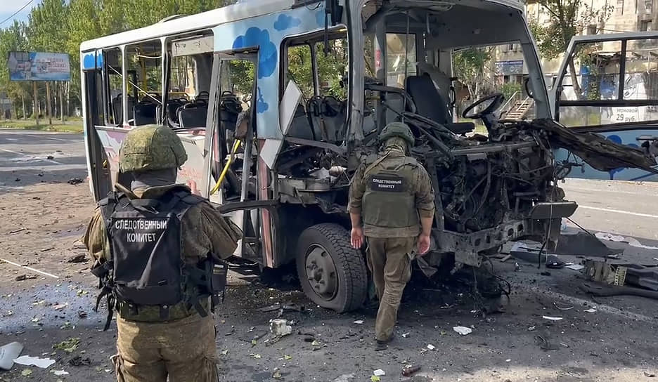 Уничтоженный в результате обстрела автобус в Донецке