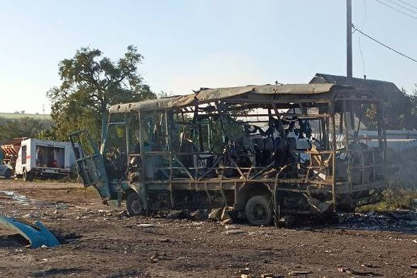В Херсонской области под обстрел попал автобус с мирными жителями. По сообщениям СМИ, погибли пять человек 