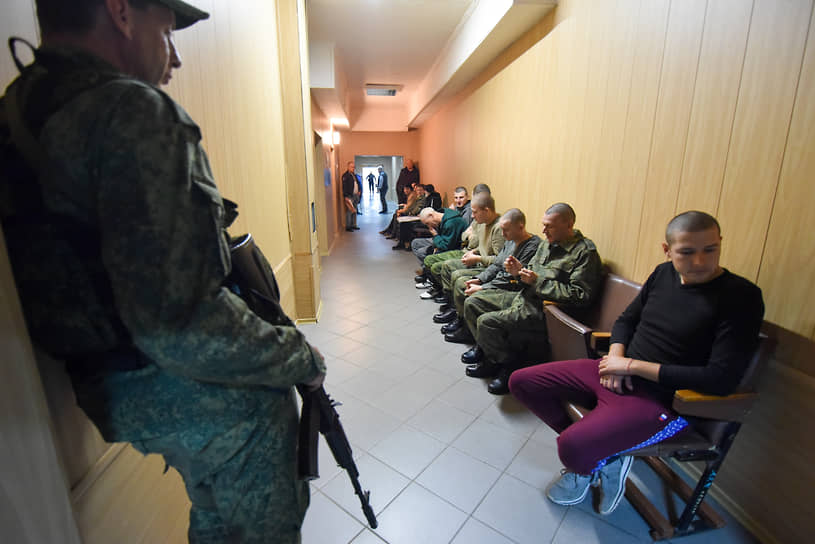 Осовобожденные в результате обмена военнослужащие ВС РФ в одной из больниц Донецка
