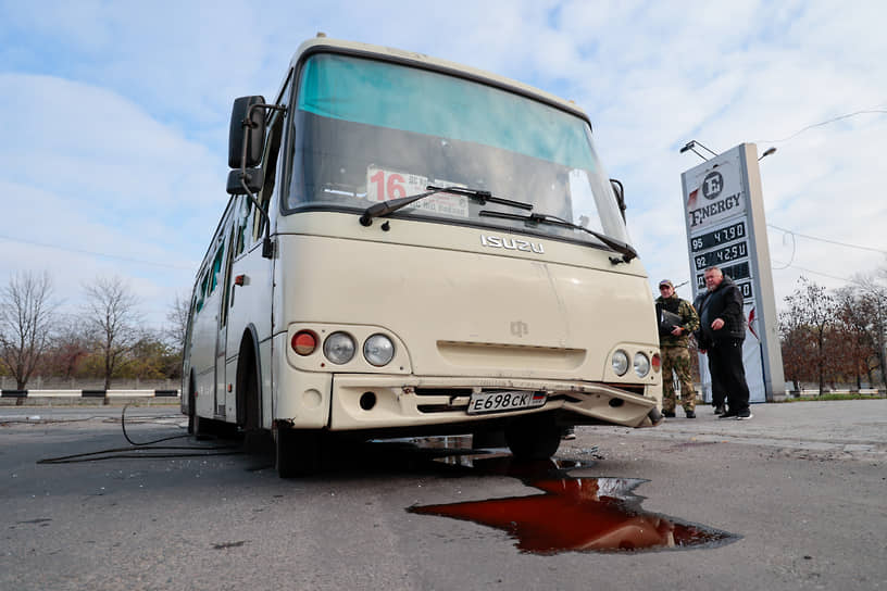 Попавший под обстрел автобус в ДНР