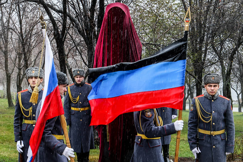 Военнослужащие на церемонии открытия памятника Герою России, полковнику Народной милиции ДНР Ольге Качуре