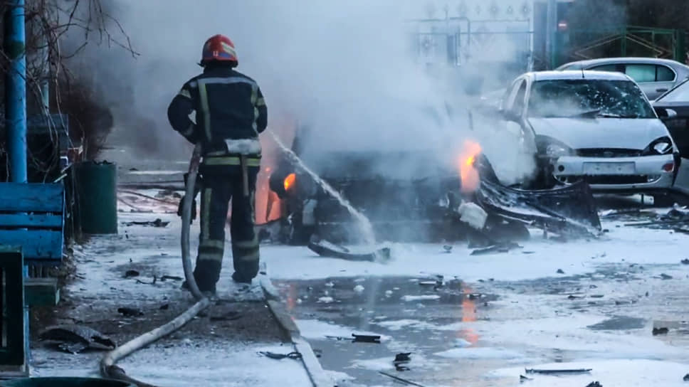 Пожарный тушит горящую машину в Энергодаре