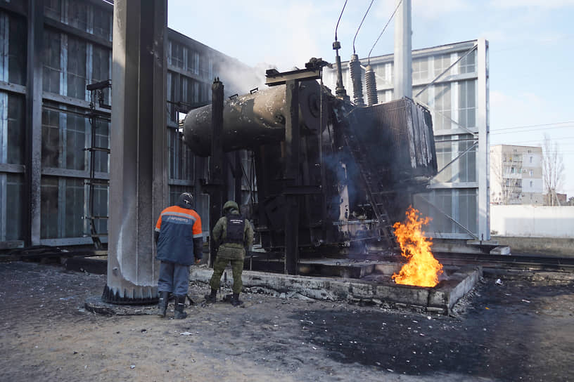 Сотрудники Следственного комитета России осматривают разрушенную электроподстанцию в Новой Каховке