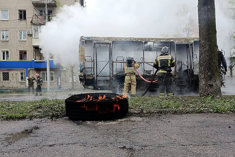 Автобус в центре Донецка, сгоревший из-за обстрела