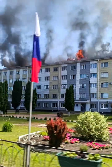 Загоревшееся из-за попадания снарядов ВСУ общежитие в центре Шебекино