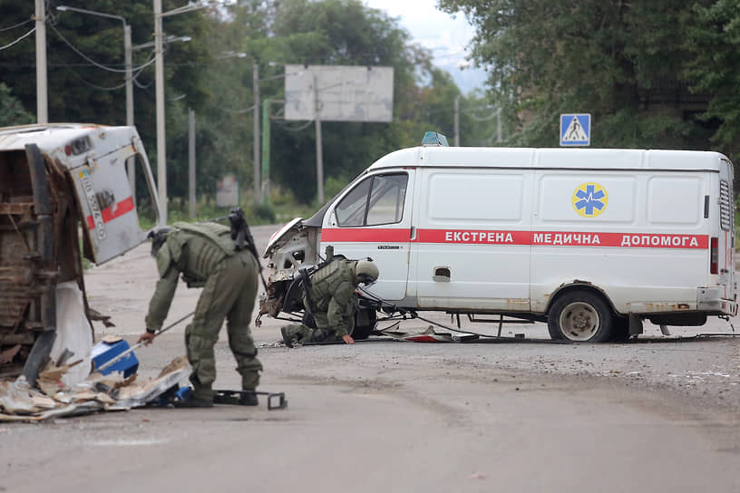 Военнослужащие ВС РФ разминируют неразорвавшиеся снаряды в Лисичанске 