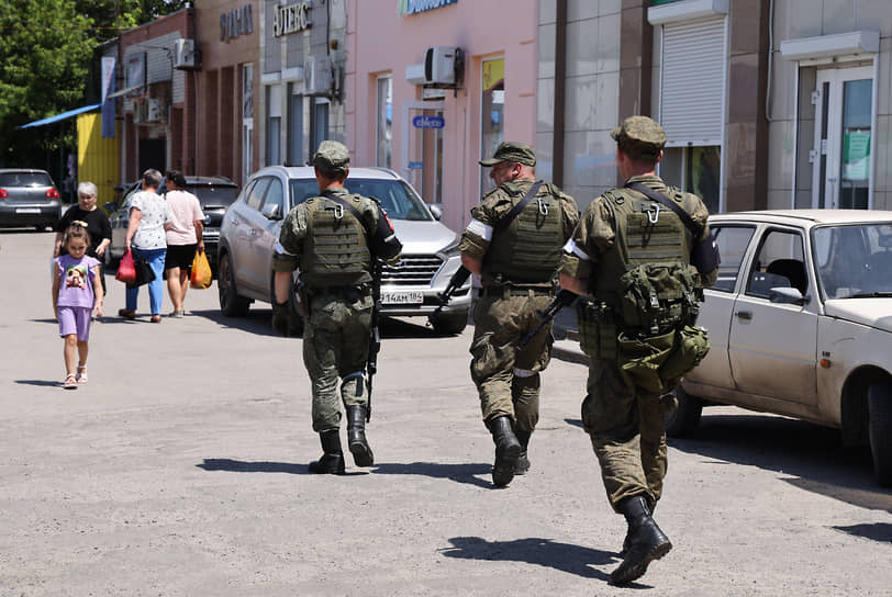 Военная полиция патрулирует рынок в Геническе