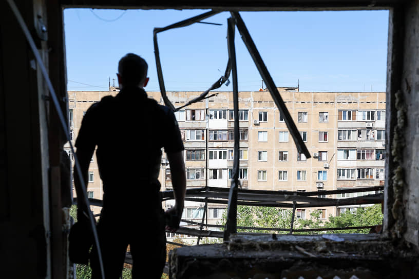 Мужчина в разрушенном жилом доме в Кировском районе Донецка