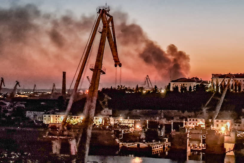 Дым от пожара на южной площадке Севморзавода в Севастополе