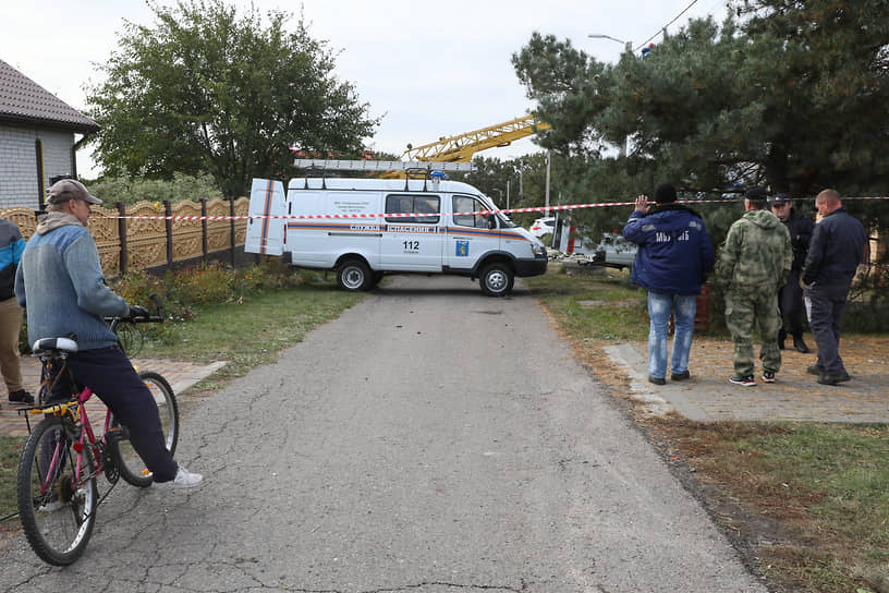 Спасатели возле дома, разрушенного в результате падения беспилотника в Белгороде